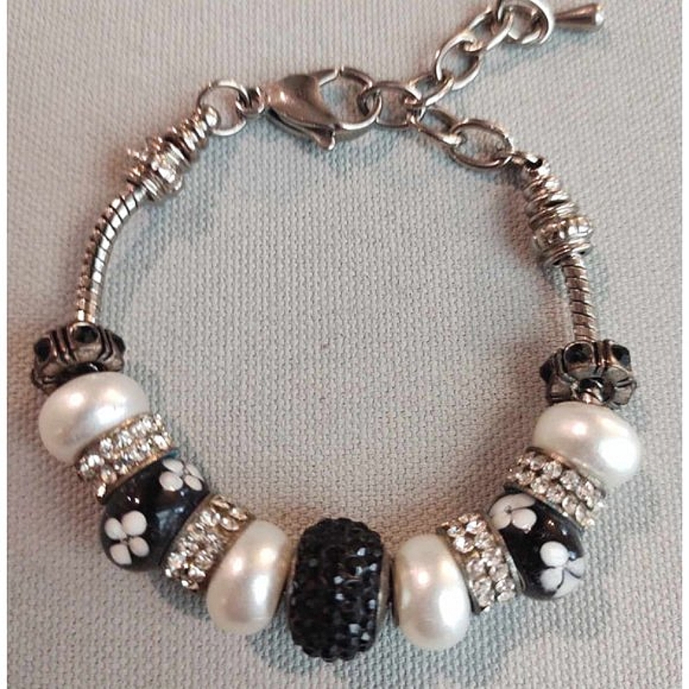 Bella Perlina | Crystal Bead Bracelet Black & White Rhinestones Daisy Flower